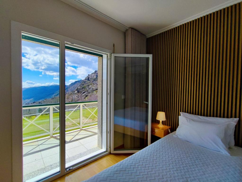 Nespecifikovaný výhled na hory nebo výhled na hory při pohledu z hotelu