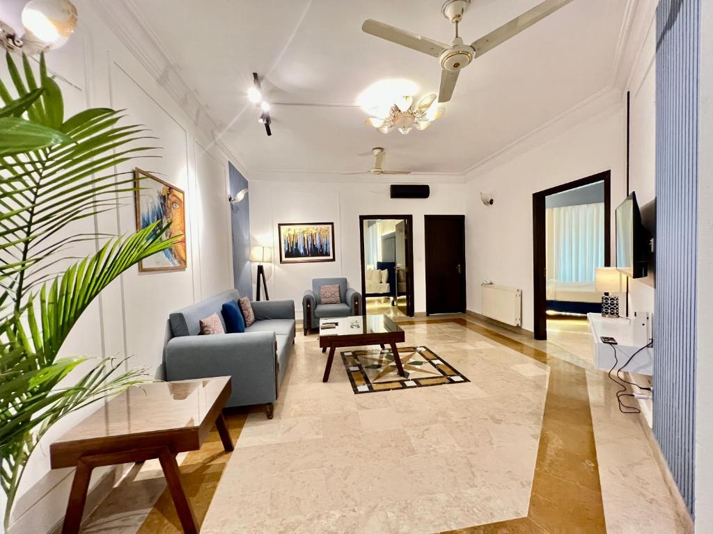 Μια τηλεόραση ή/και κέντρο ψυχαγωγίας στο Serenity Suite 2BHK Prime Location F-11