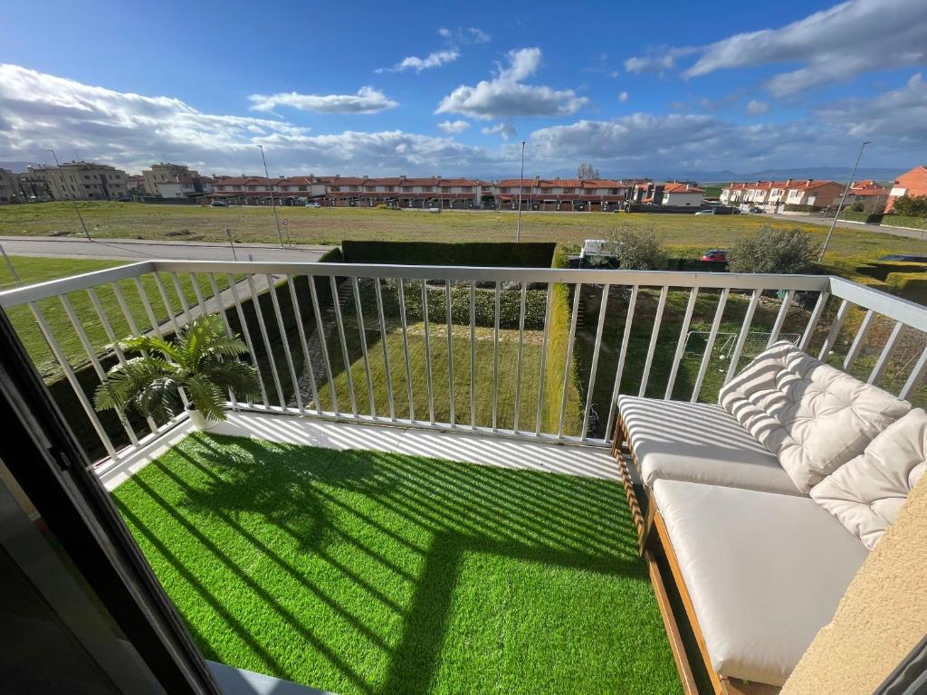 Balkoni atau teres di Casa acogedora golf Rioja alta