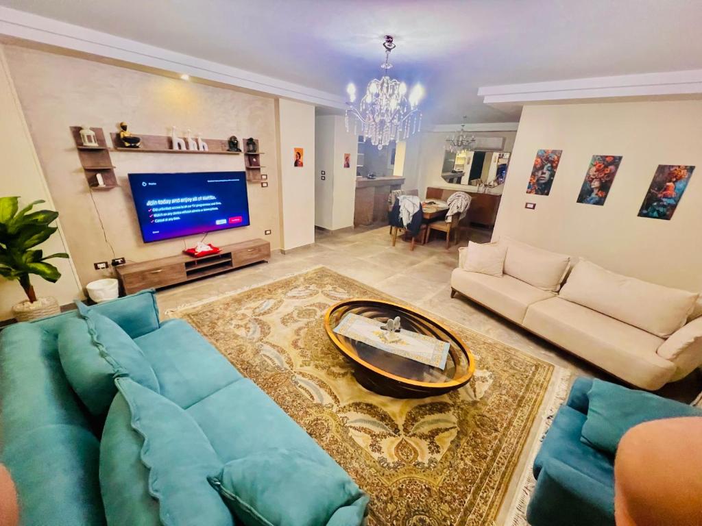 TV a/nebo společenská místnost v ubytování Airport Edge Suite