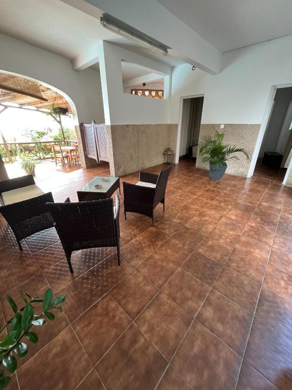 Posezení v ubytování Villa Schœlcher, vue sur mer a 3 min à pied, avec piscine