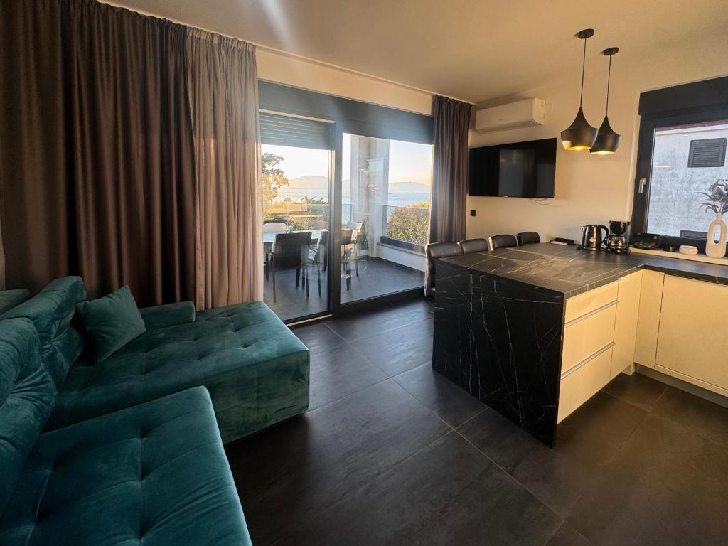 salon z zieloną kanapą i kuchnią w obiekcie Golden Sunset 2 w mieście Nijvice