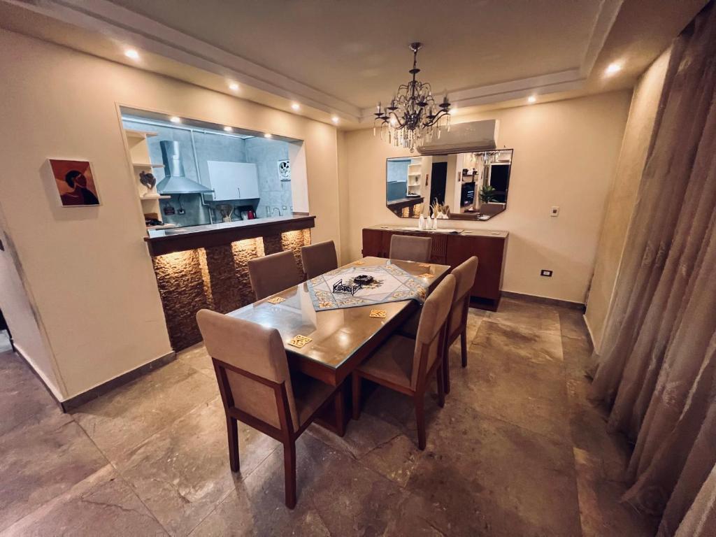 Kuchyň nebo kuchyňský kout v ubytování Airport Edge Suite