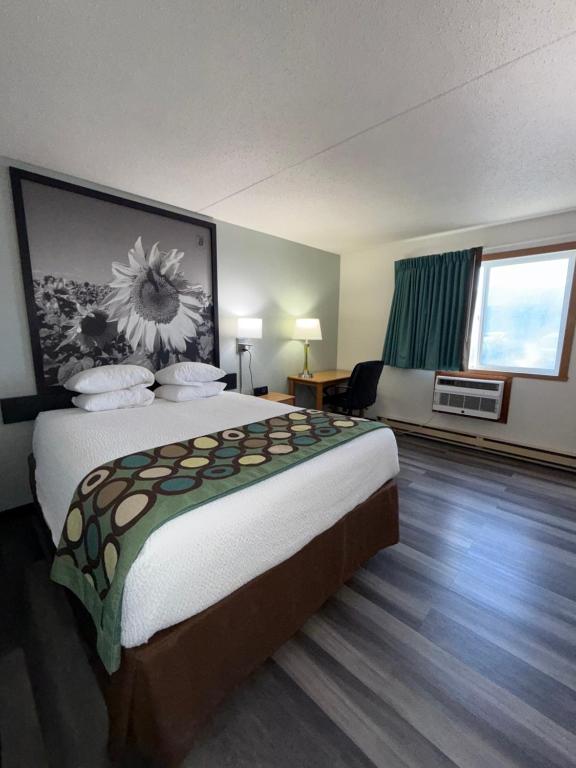 Super 8 by Wyndham West Fargo Main Ave ND - Habitación Con Cama Grande - No Fumadores