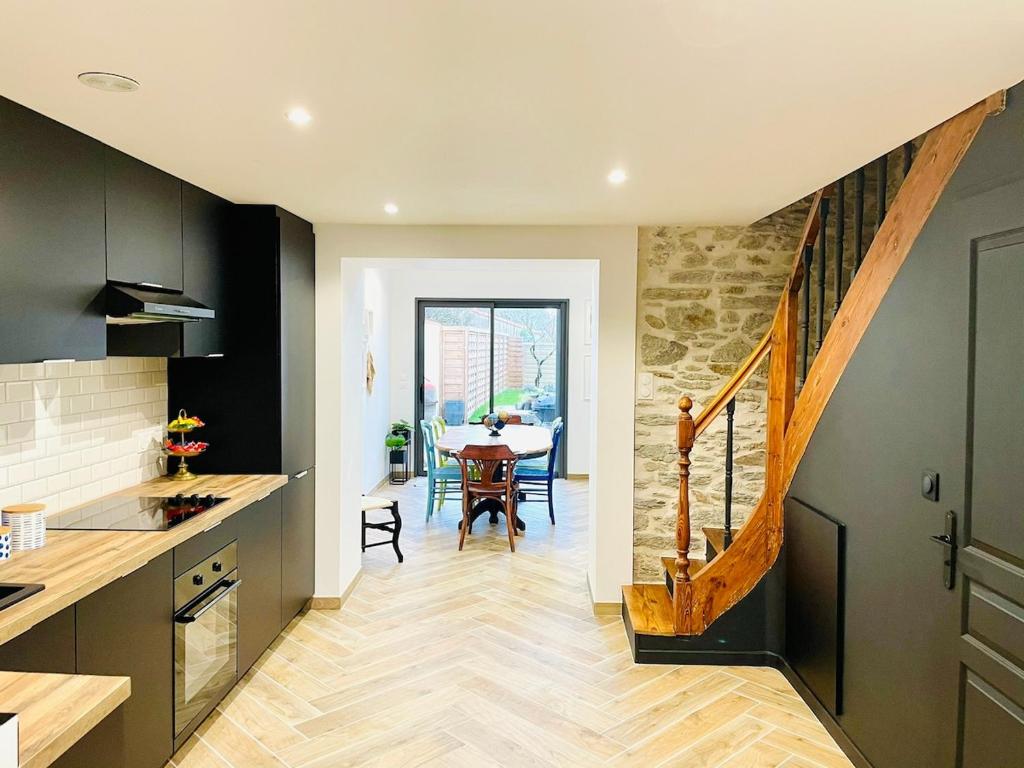 une cuisine avec un escalier et une salle à manger dans l'établissement Maison plage centre ville typique, à La Bernerie-en-Retz