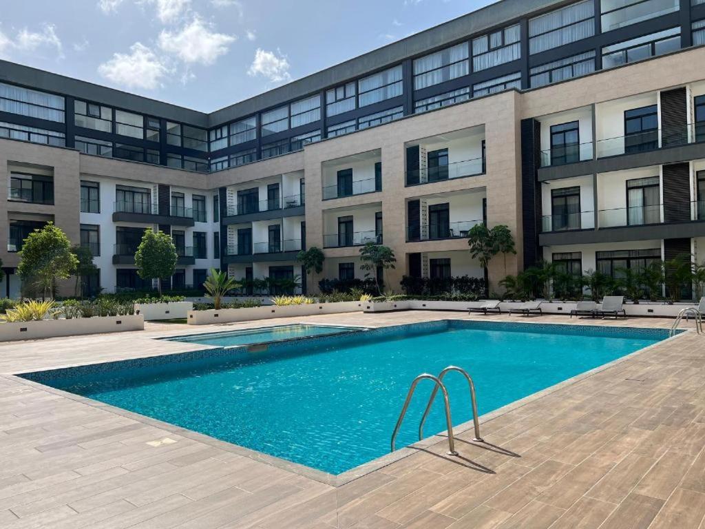 Bazén v ubytování Luxury plus two bed room duplex embassy Gardens nebo v jeho okolí