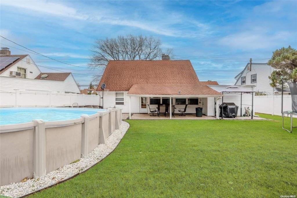 Bazén v ubytování Villa with amazing pool & yard near NYC & Queens nebo v jeho okolí