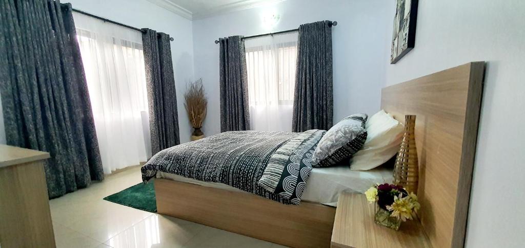 Postel nebo postele na pokoji v ubytování Dantis Apartments Magodo
