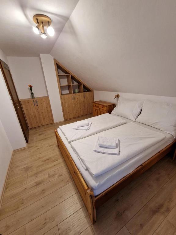 Postel nebo postele na pokoji v ubytování Dům Janov 76