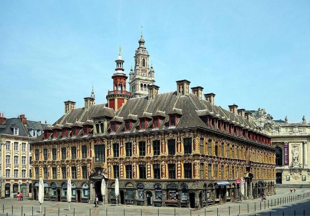 un grand bâtiment avec une tour au sommet dans l'établissement COUP DE COEUR Bon Plan Chambre 3 pers located history GRAND PLACE DE LILLE, à Lille