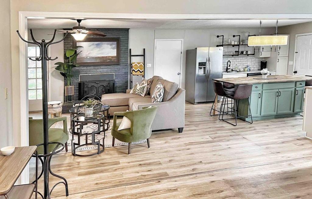 Una sala de estar con un sofá y una cocina. en Charming Family Retreat Near Parks Fire Pit & Games, en Decatur