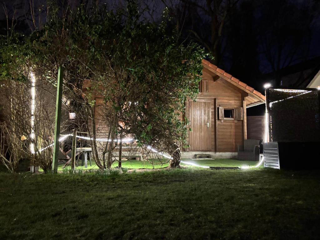 ein Haus in der Nacht mit Lichtern im Hof in der Unterkunft Apartment Berlin | Garden, Terrace, Nature in Berlin