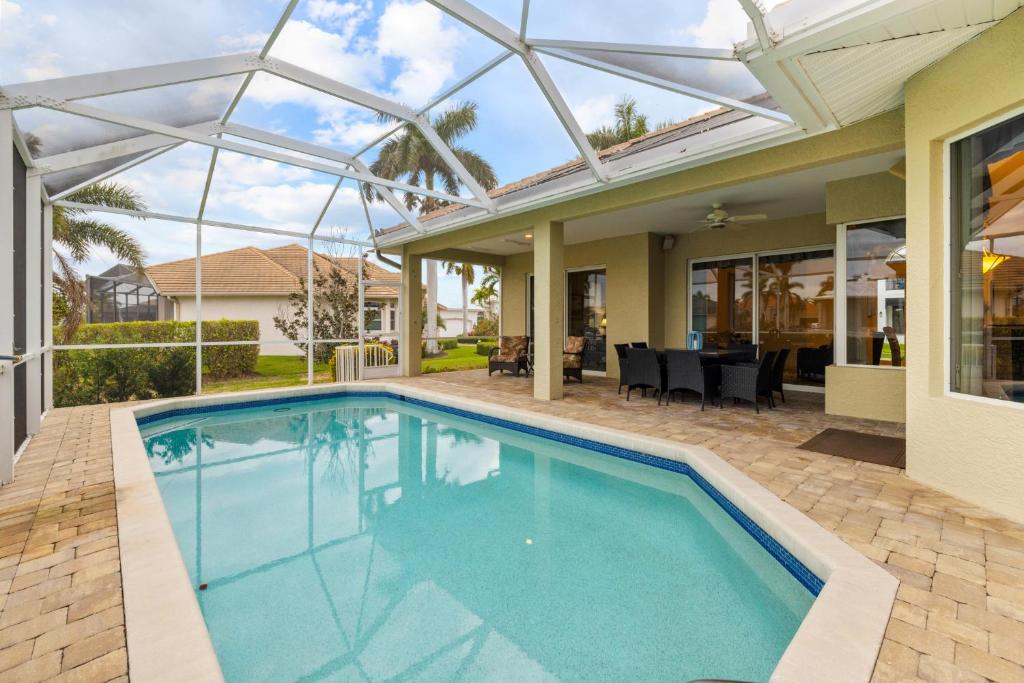 Marco Island Private Home on the Water في جزيرة ماركو: حمام سباحة في الفناء الخلفي للمنزل