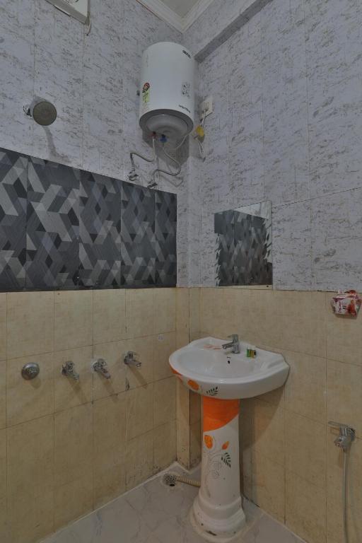Koupelna v ubytování Hotel Ramayan Premium Best Family Hotels with Free Pickup From Ayodhya Dham Railway Station