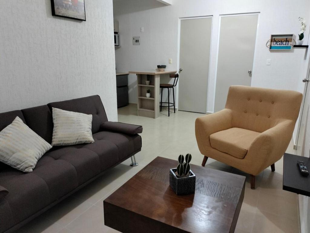 Khu vực ghế ngồi tại Apartment with a shared pool in a condominium