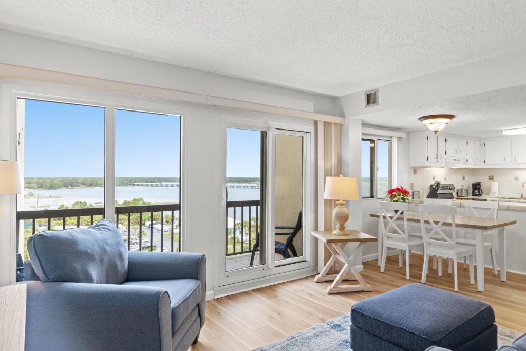 un salon avec un canapé et une table avec vue dans l'établissement Pinnacle Port A-701, à Carillon Beach