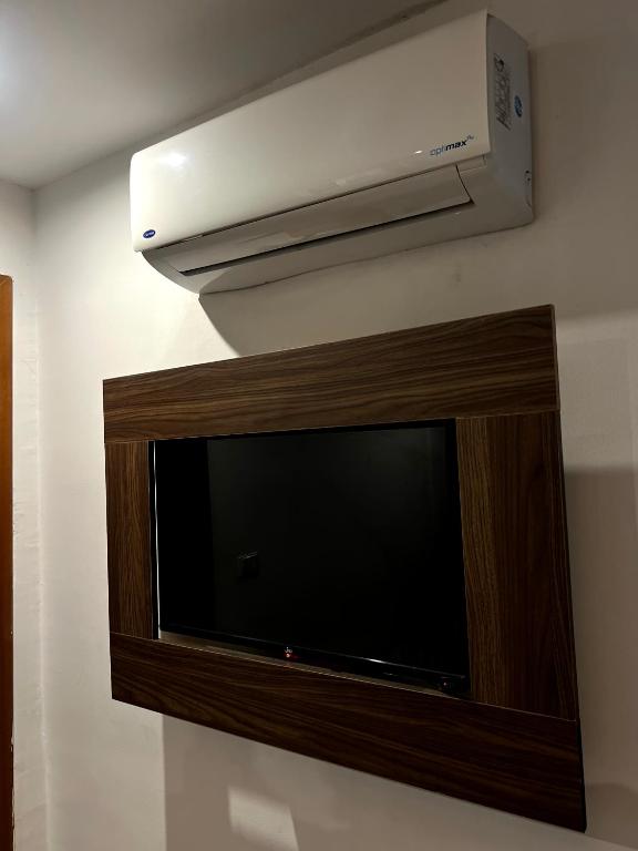 TV a/nebo společenská místnost v ubytování Grand Pyramids Inn
