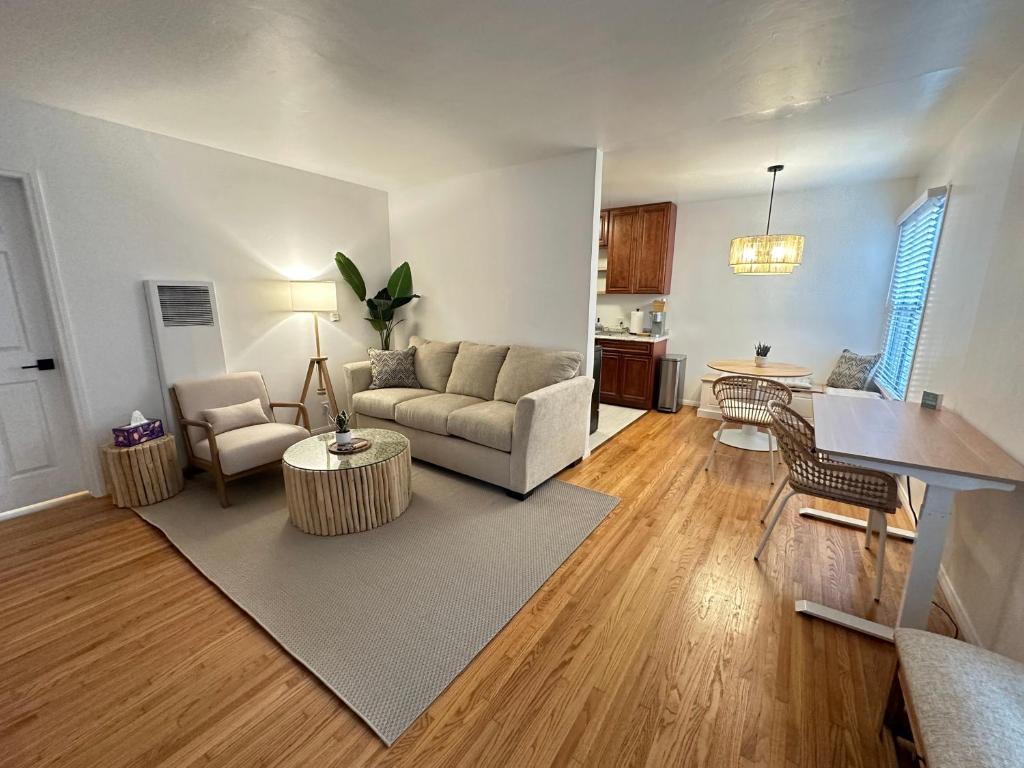 Χώρος καθιστικού στο Boho 1-Bedroom Beach Condo with Mid Size Parking & Laundry