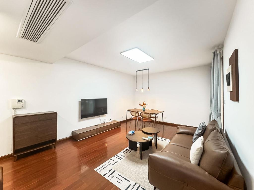 Tyms 2BR Apt WeiningRD Near CESIS Line2的电视和/或娱乐中心