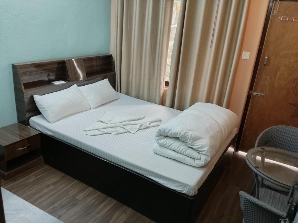 Postel nebo postele na pokoji v ubytování Royal Orbit Resort Pvt Ltd Pokhara