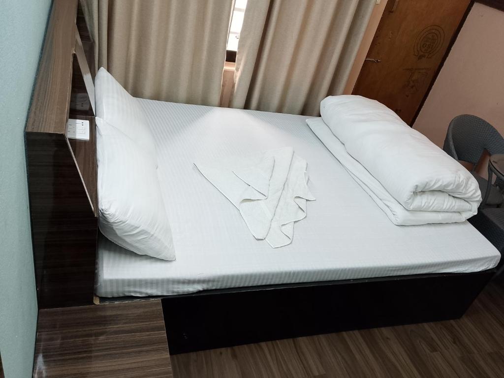 Postel nebo postele na pokoji v ubytování Royal Orbit Resort Pvt Ltd Pokhara