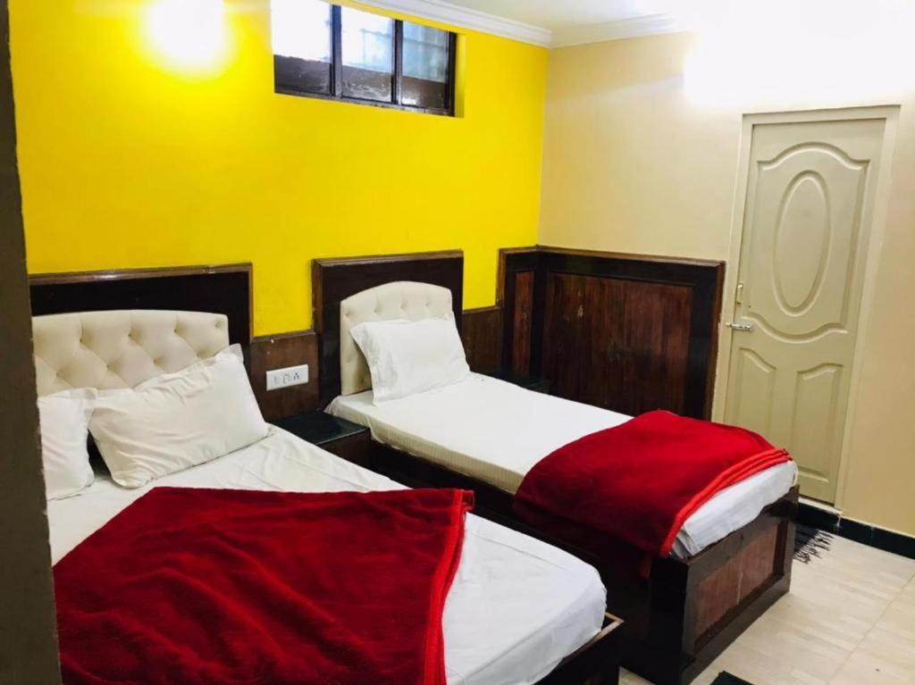 Postel nebo postele na pokoji v ubytování Hotel mystique inn