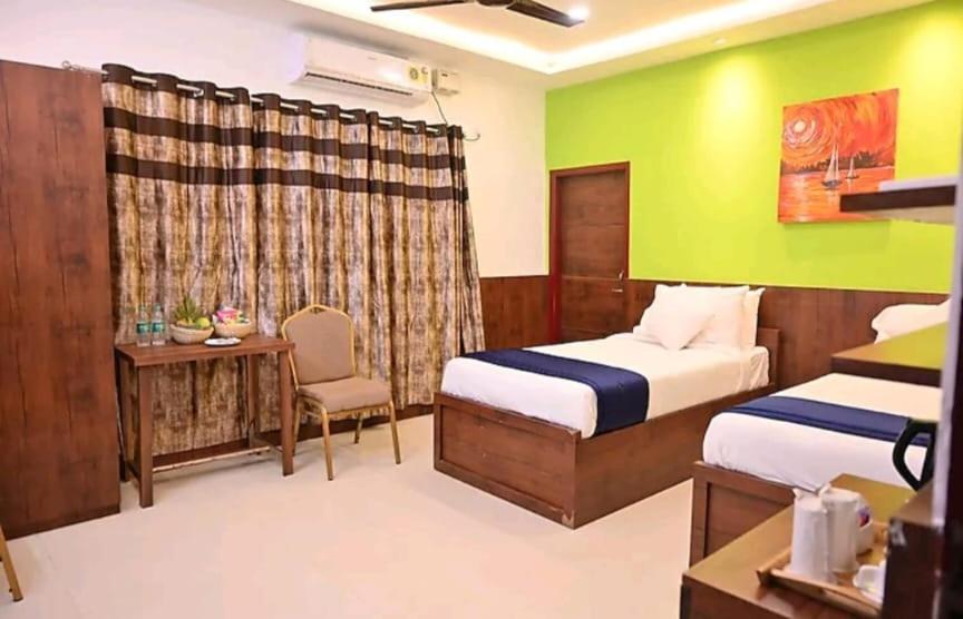 Postel nebo postele na pokoji v ubytování Serenpark Resort Jorhat