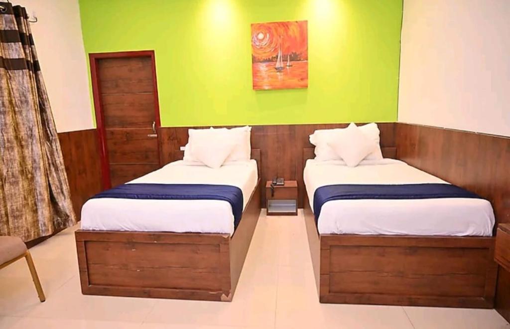 Postel nebo postele na pokoji v ubytování Serenpark Resort Jorhat