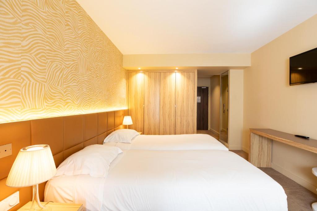 
Superior Quadruple Room with One King and Two Single Beds - Private Patio
