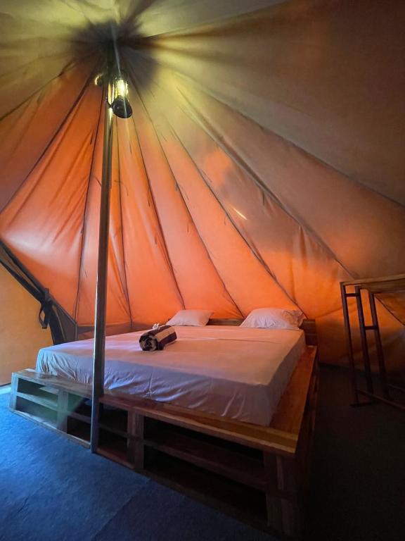 Voodi või voodid majutusasutuse Ubuntu Glamping toas