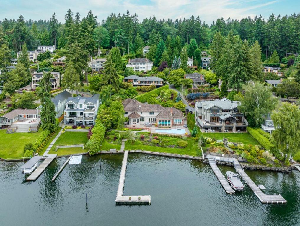 Photo inspiration: Gallery Detail: Stunning Waterfront Mansion With Pool And Hottub Mercer Island
