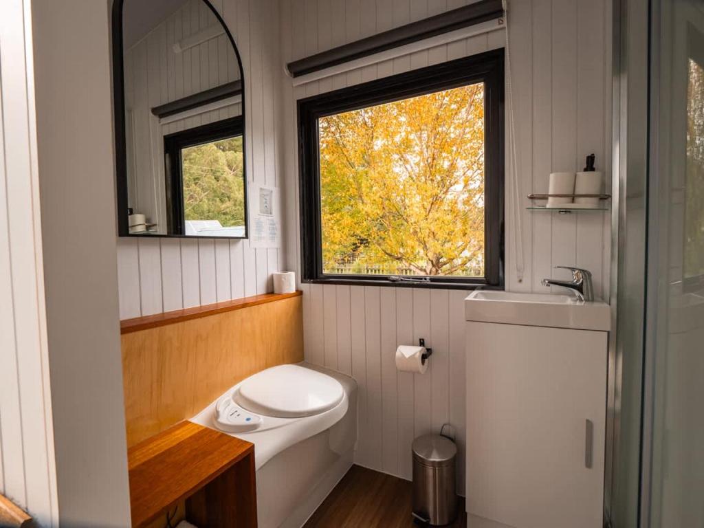 Koupelna v ubytování Colca Creek Tiny House by Tiny Away
