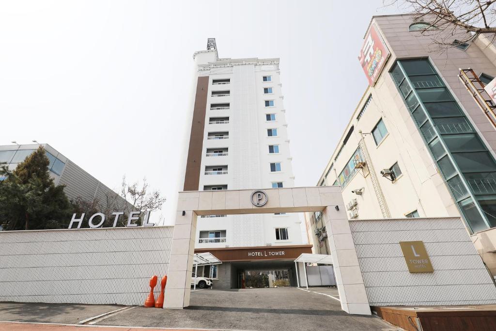 群山市にあるEl Tower Hotelの建物前のホテル