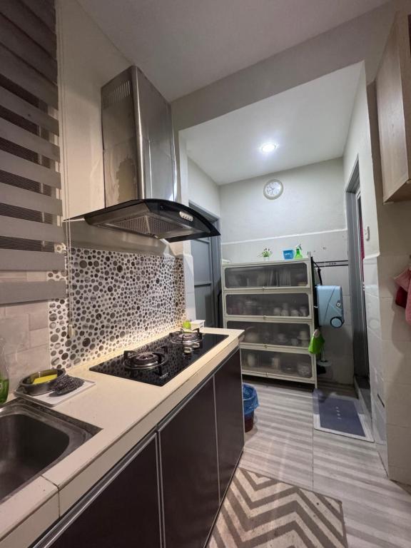 Кухня или мини-кухня в H&A Homestay Bandar Tasek Mutiara
