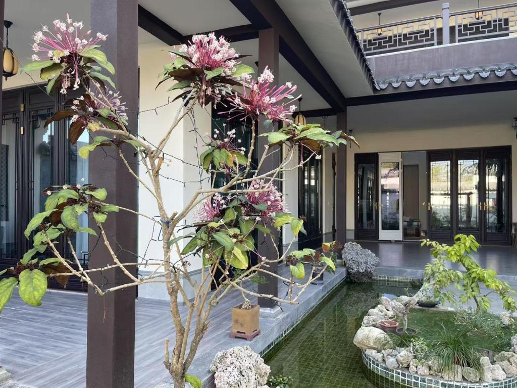 Lanyuan Xiaozhu-New Chinese Courtyard B&B外面的花园