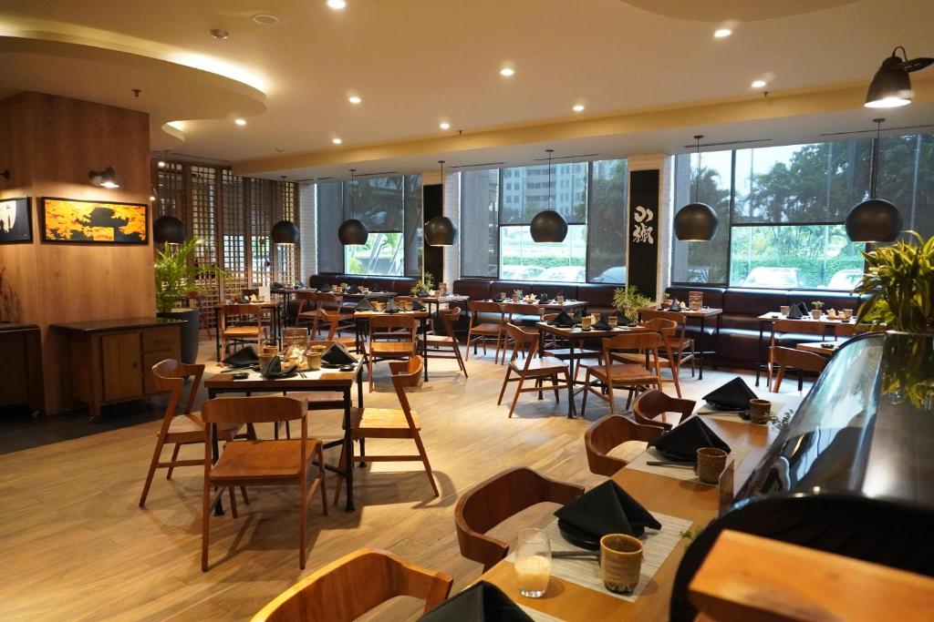 Veitingastaður eða matsölustaður á Hotel KIMAYA Slipi Jakarta By HARRIS