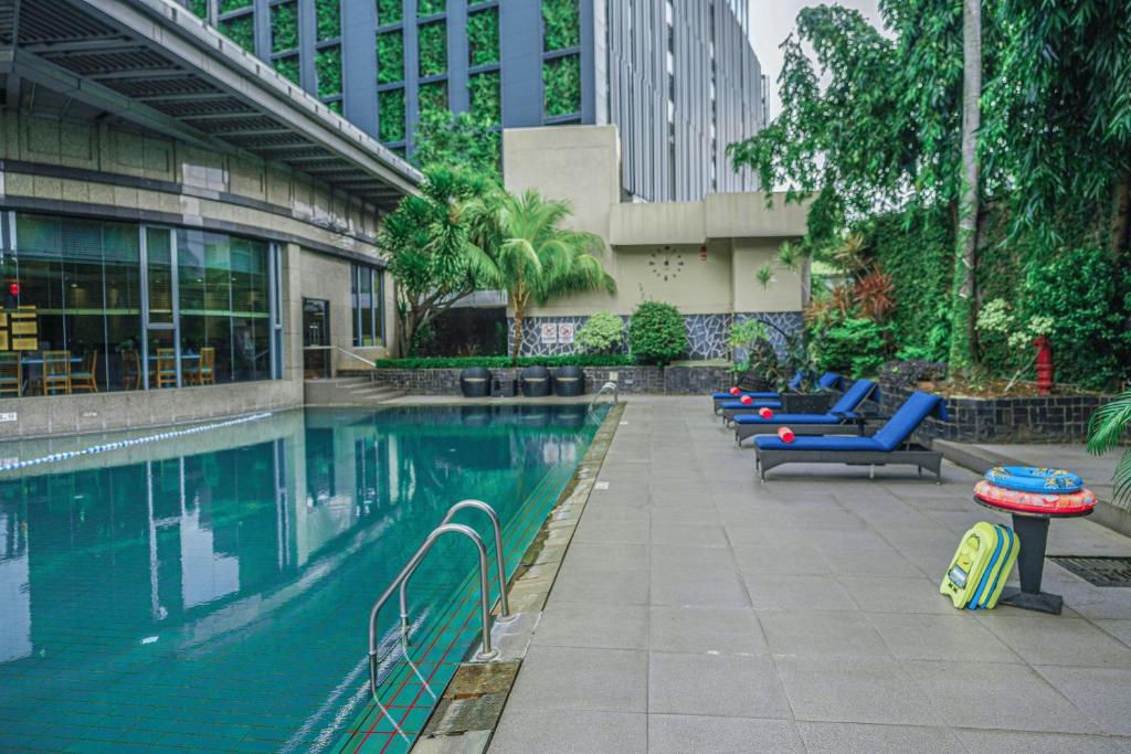Sundlaugin á Hotel KIMAYA Slipi Jakarta By HARRIS eða í nágrenninu