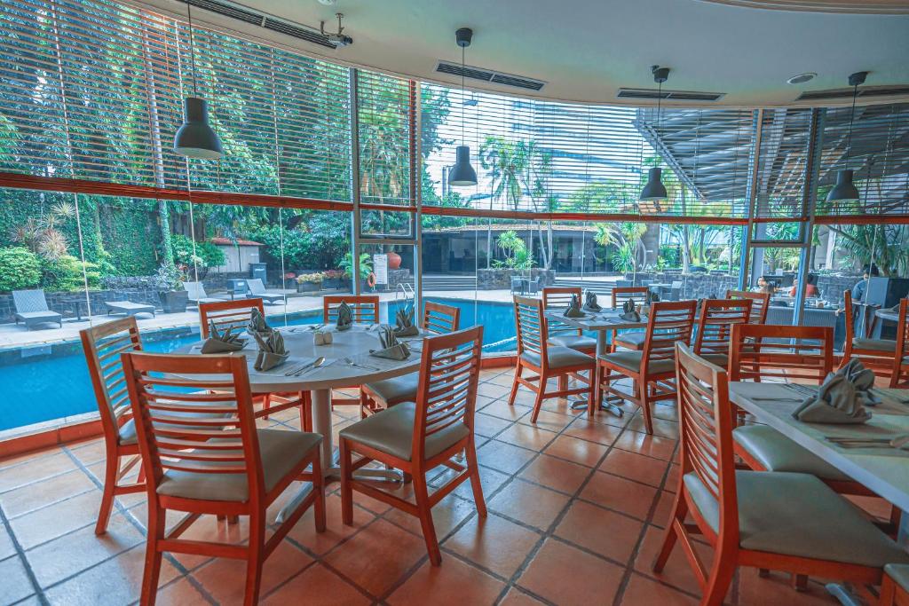 Sundlaugin á Hotel KIMAYA Slipi Jakarta By HARRIS eða í nágrenninu