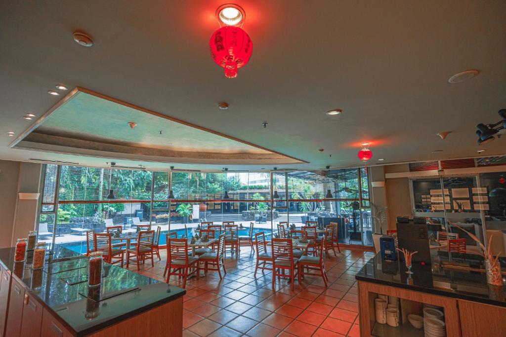 Veitingastaður eða matsölustaður á Hotel KIMAYA Slipi Jakarta By HARRIS