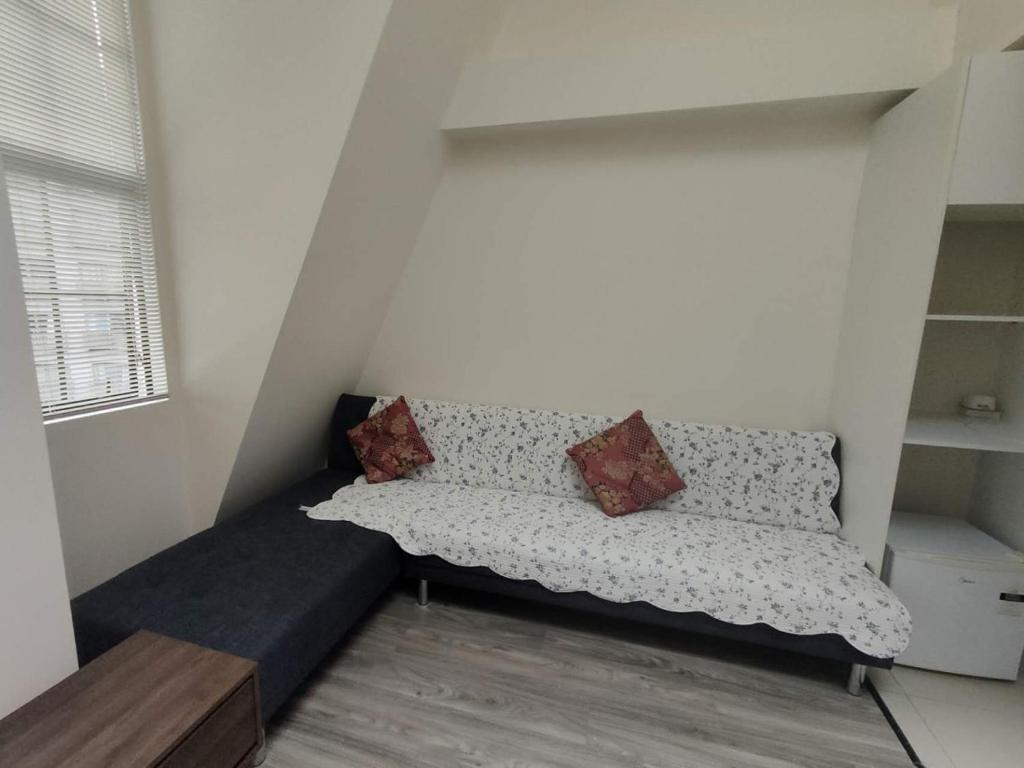 3 Double Beds and 1 Single Bed and 2 Double Sofa Beds in a small 2 Bedrooms Penthouse - Resim 14