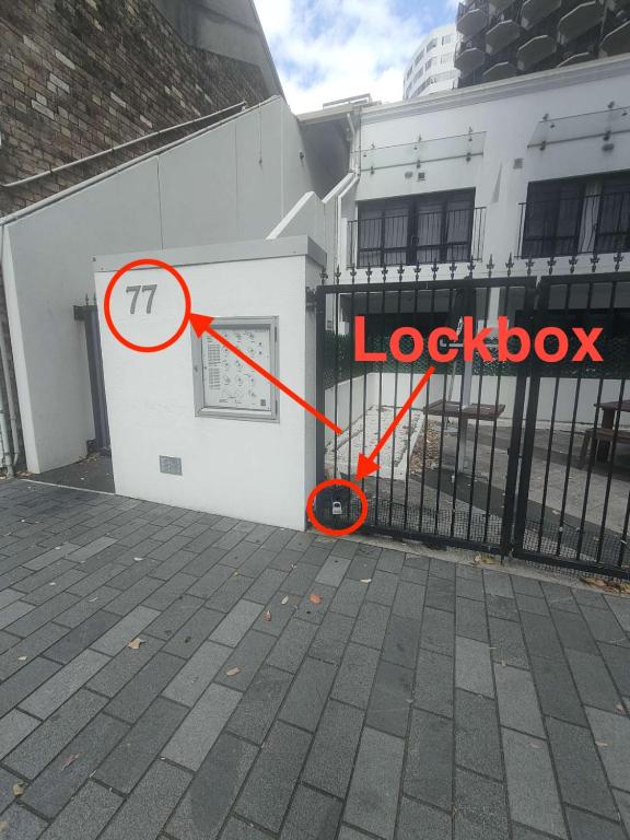 3 Double Beds and 1 Single Bed and 2 Double Sofa Beds in a small 2 Bedrooms Penthouse - Resim 9