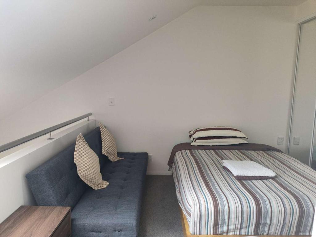 3 Double Beds and 1 Single Bed and 2 Double Sofa Beds in a small 2 Bedrooms Penthouse - Resim 24