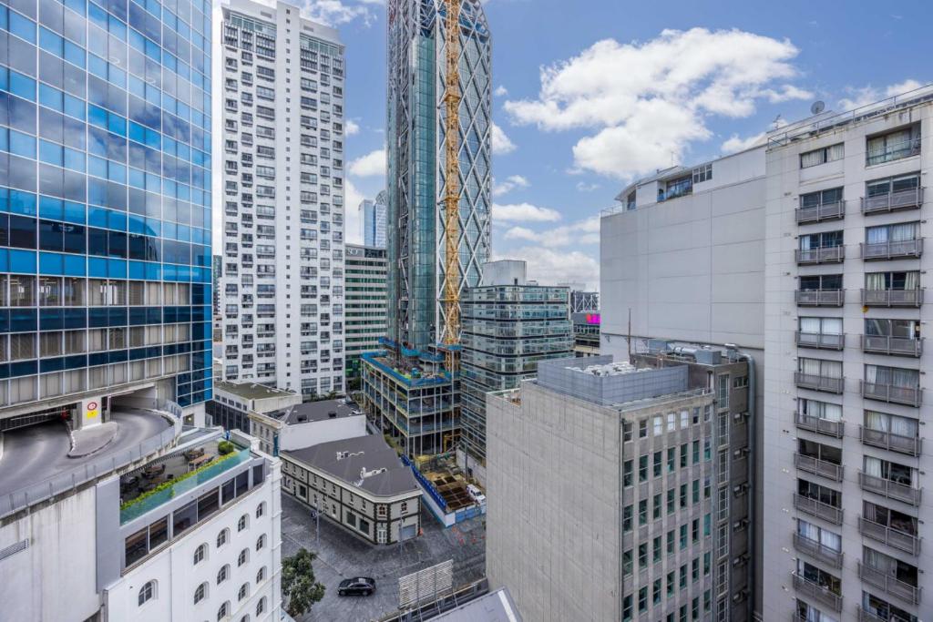 3 Double Beds and 1 Single Bed and 2 Double Sofa Beds in a small 2 Bedrooms Penthouse - Resim 6