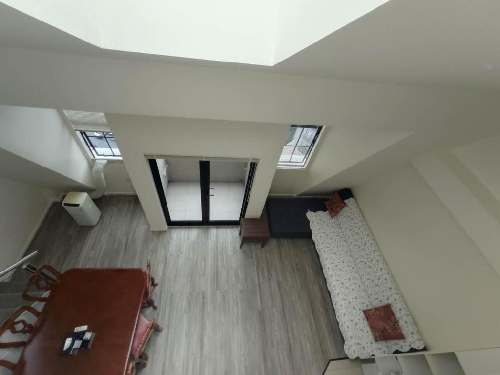 3 Double Beds and 1 Single Bed and 2 Double Sofa Beds in a small 2 Bedrooms Penthouse - Resim 5