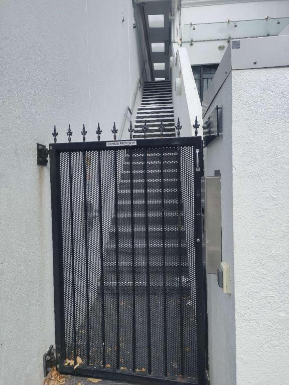 3 Double Beds and 1 Single Bed and 2 Double Sofa Beds in a small 2 Bedrooms Penthouse - Resim 28