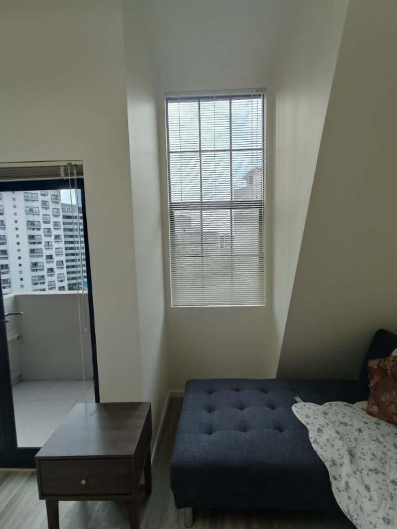 3 Double Beds and 1 Single Bed and 2 Double Sofa Beds in a small 2 Bedrooms Penthouse - Resim 32