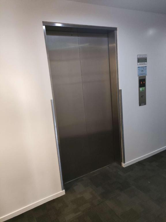 3 Double Beds and 1 Single Bed and 2 Double Sofa Beds in a small 2 Bedrooms Penthouse - Resim 37