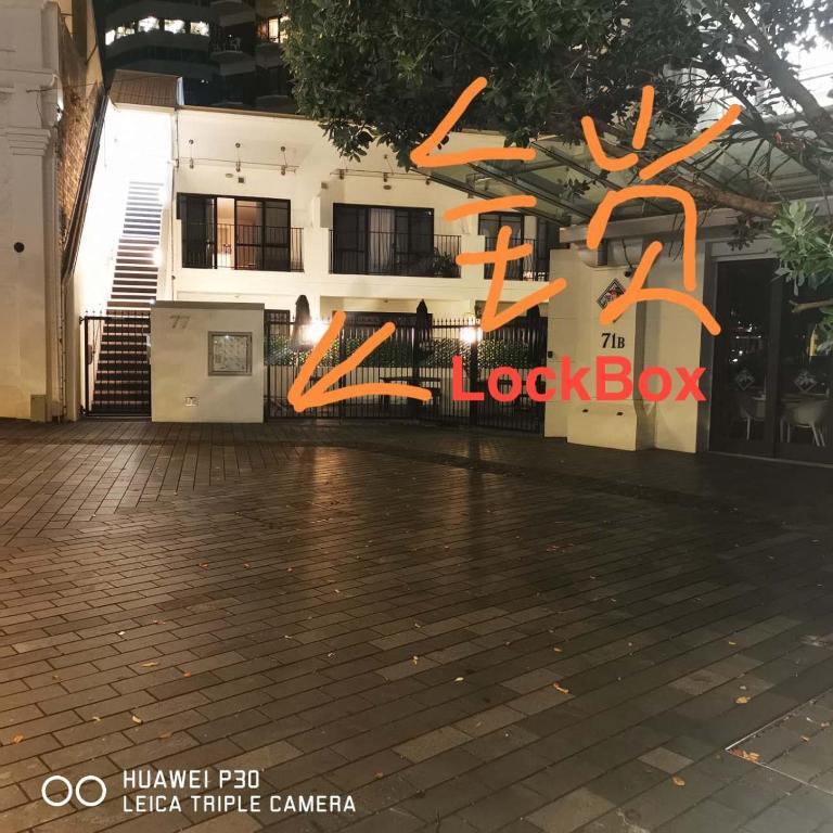 3 Double Beds and 1 Single Bed and 2 Double Sofa Beds in a small 2 Bedrooms Penthouse - Resim 11