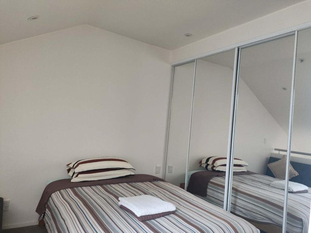 3 Double Beds and 1 Single Bed and 2 Double Sofa Beds in a small 2 Bedrooms Penthouse - Resim 41