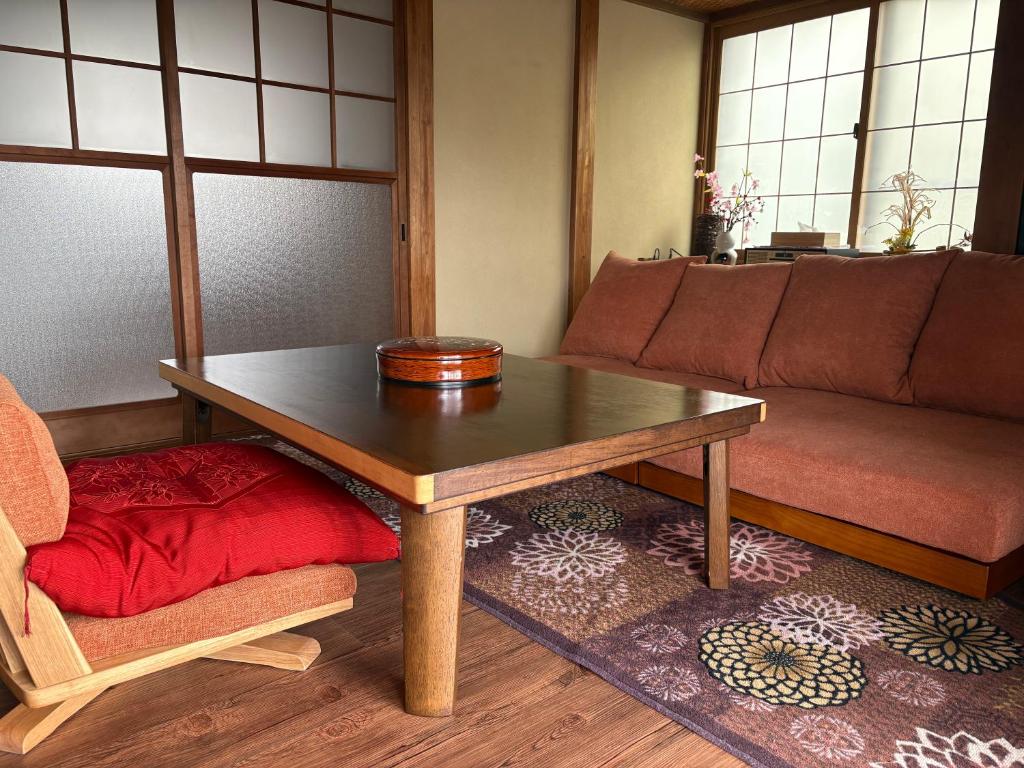 Posezení v ubytování Shiraito Garden A Private Retreat Near Shiraito Falls with Mt Fuji Views